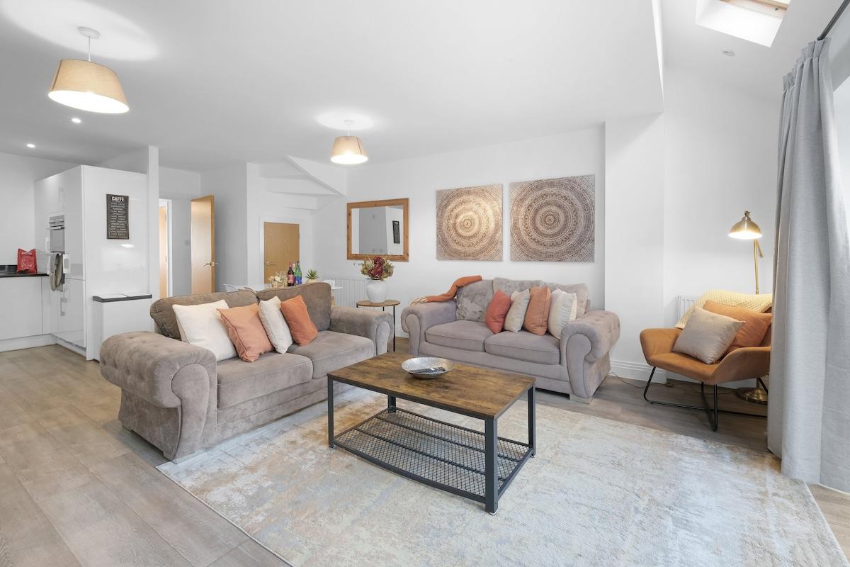 Spacious 6 Bedroom 2 Bath Serviced Hse w/ Parking2