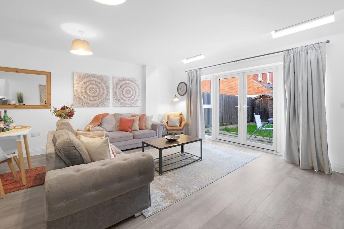 Spacious 6 Bedroom 2 Bath Serviced Hse w/ Parking3