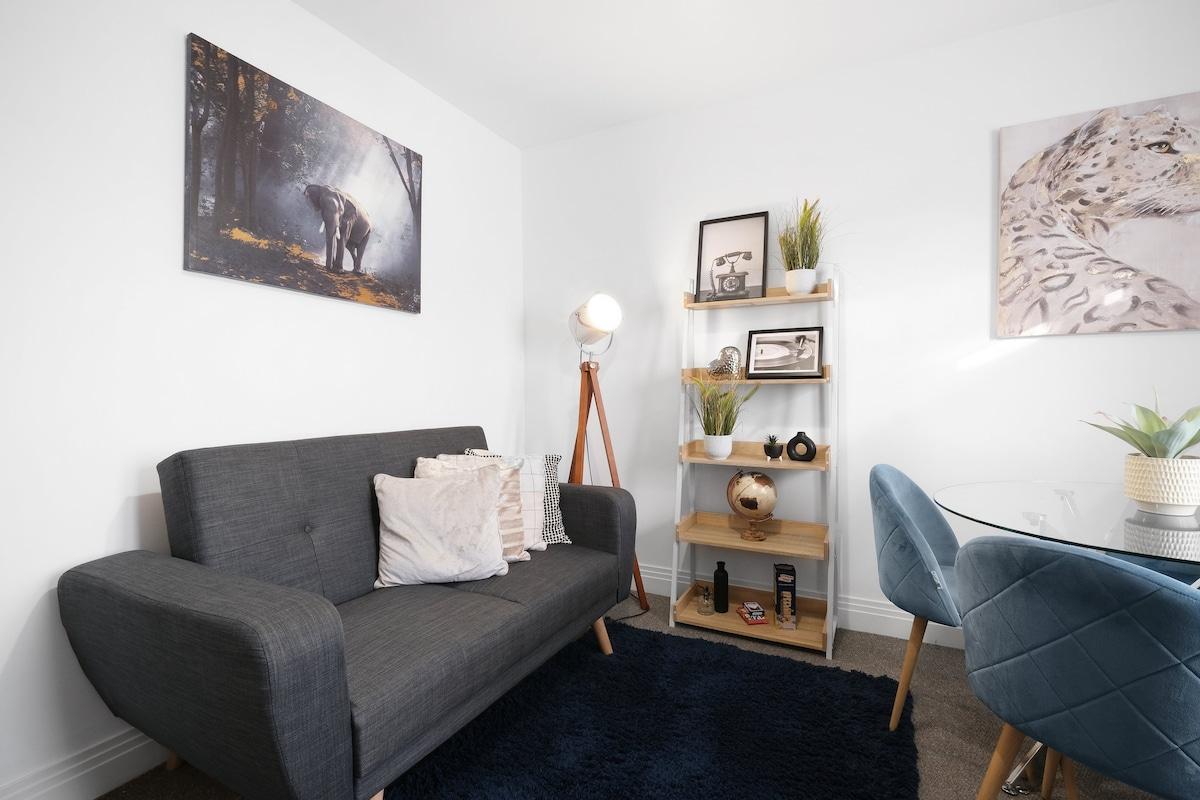 Spacious 6 Bedroom 2 Bath Serviced Hse w/ Parking5