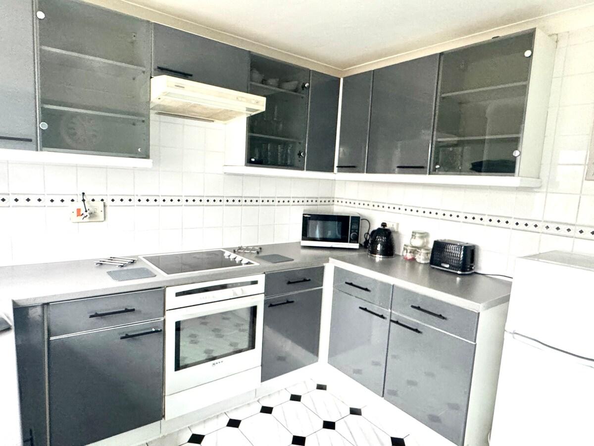 Homely 2 bedroom house, parking2