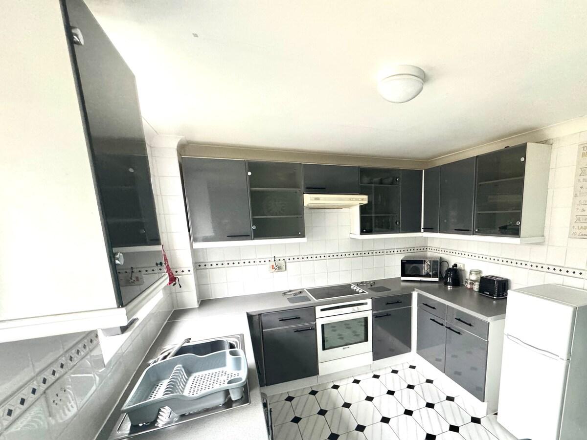 Homely 2 bedroom house, parking4