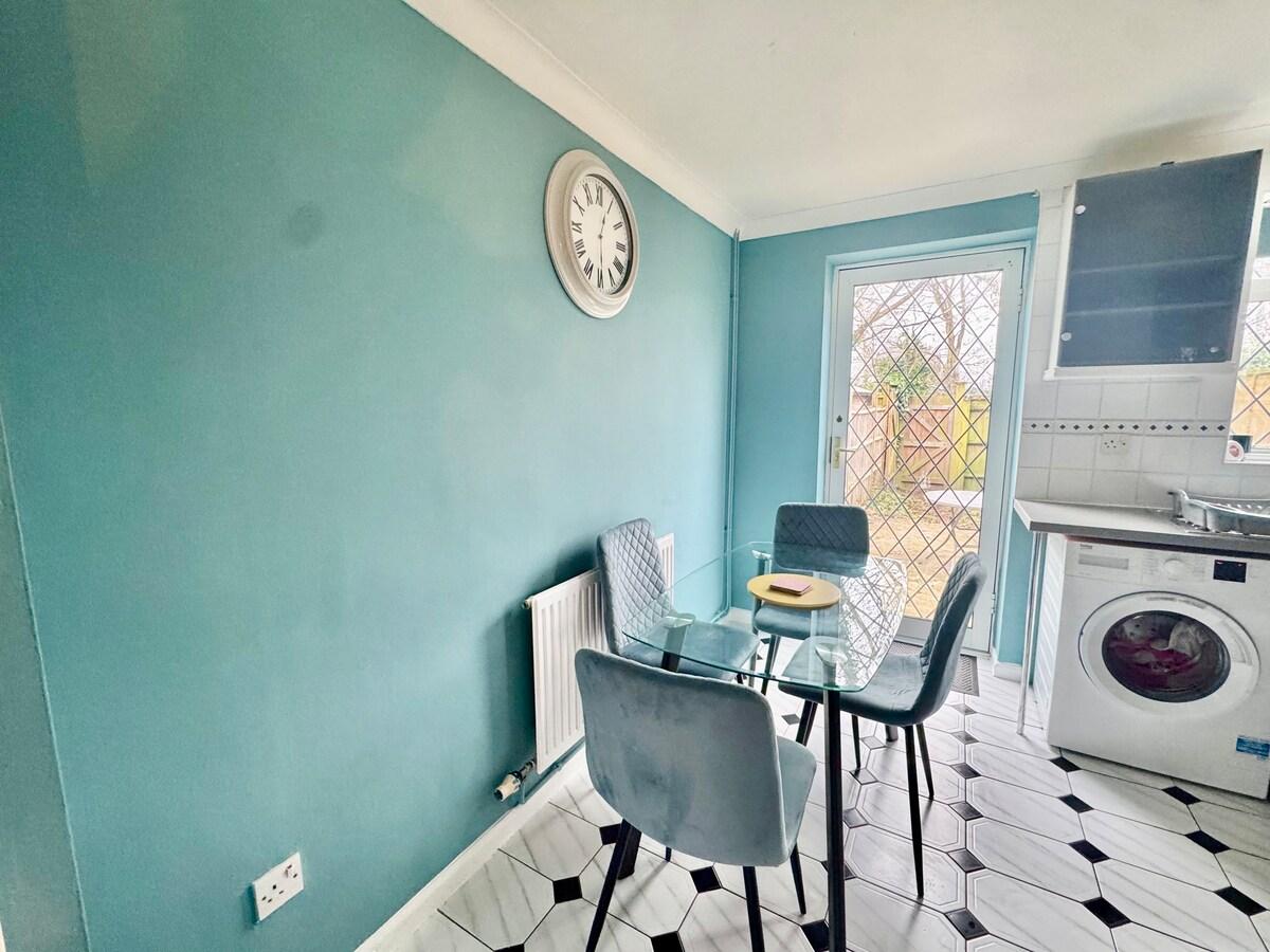 Homely 2 bedroom house, parking6