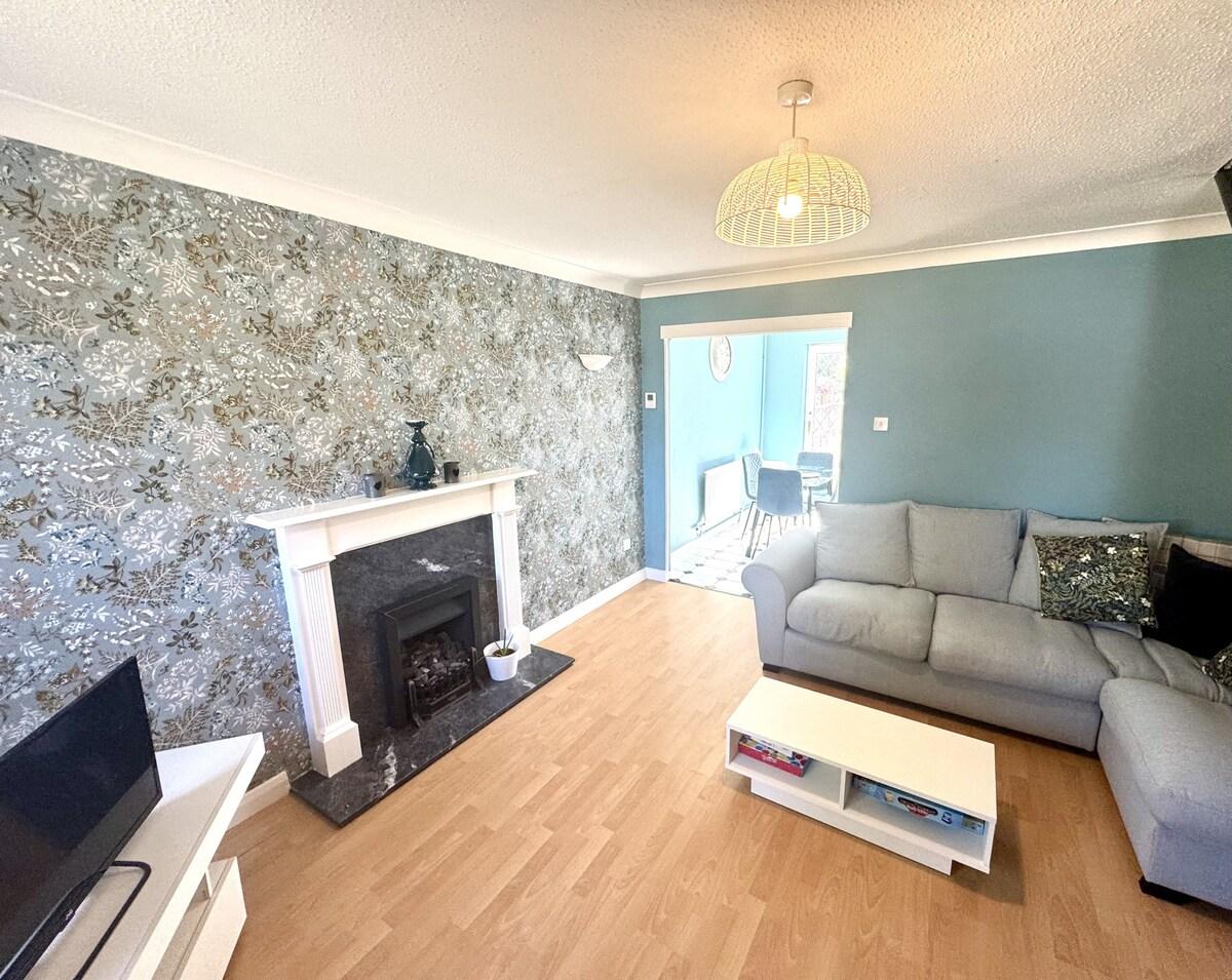 Homely 2 bedroom house, parking
