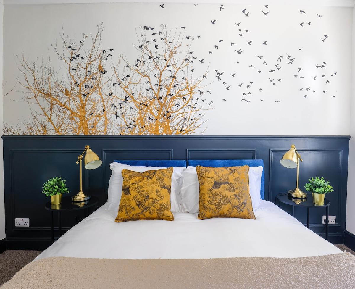 5 bed, central home- beautiful & modern3