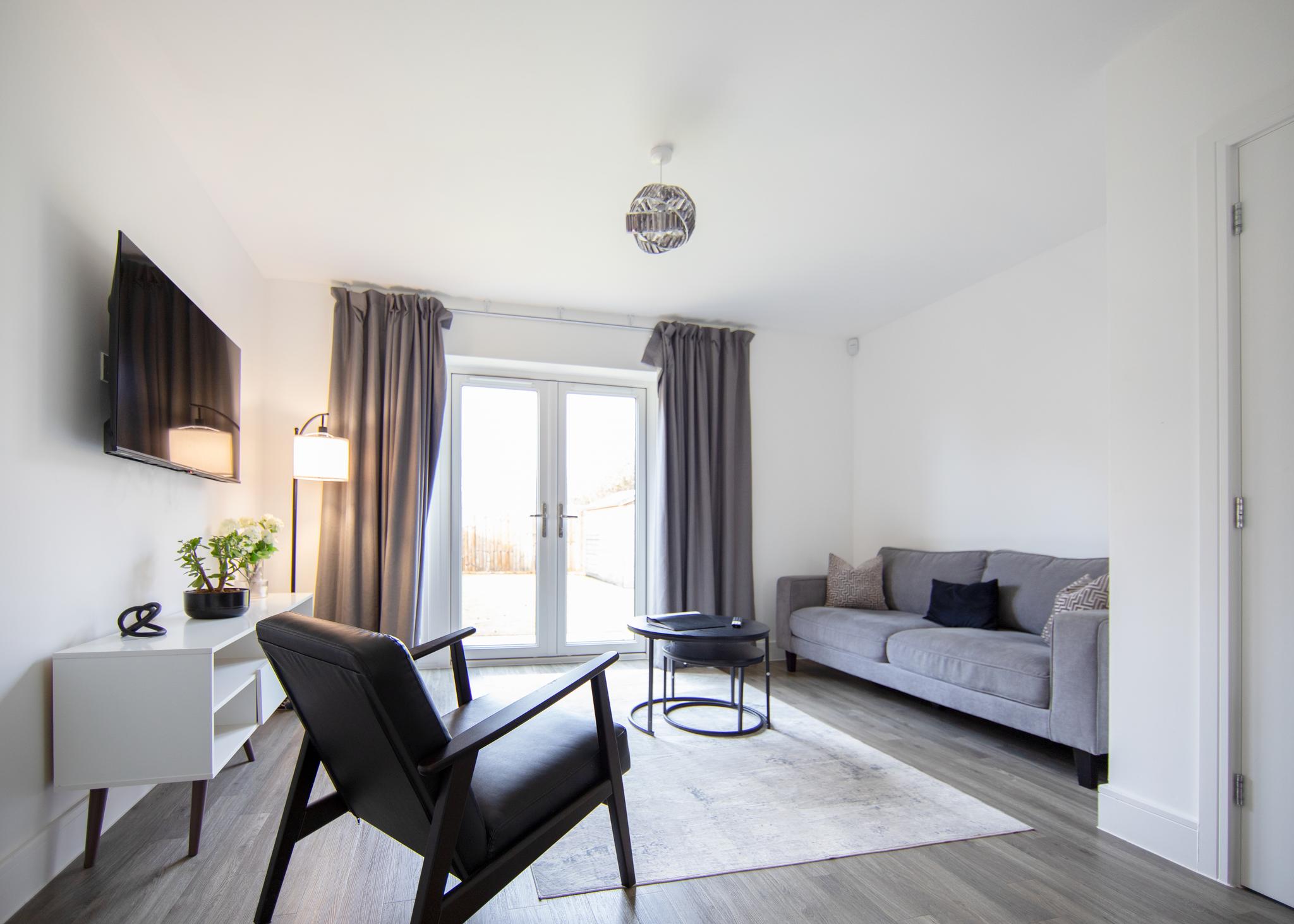 Stylish 2 Bedroom House - Village Location3