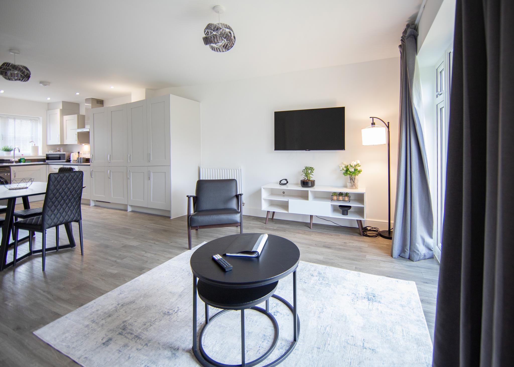 Stylish 2 Bedroom House - Village Location5