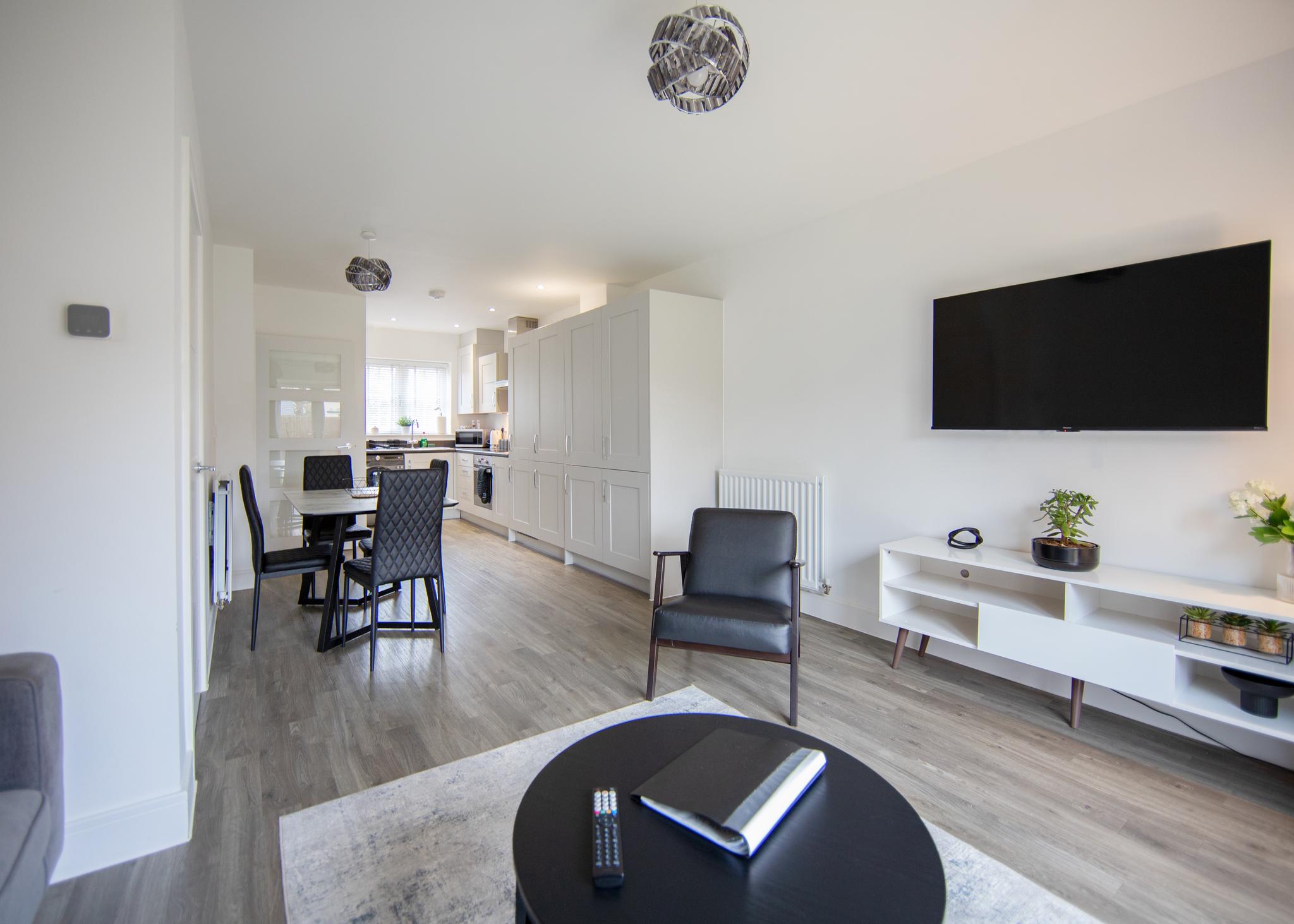 Stylish 2 Bedroom House - Village Location6
