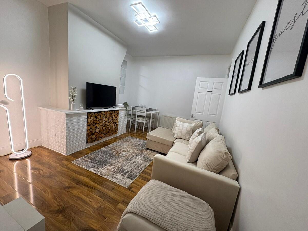 2BR Flat | Parking | Wi-Fi | Near metro Centre1