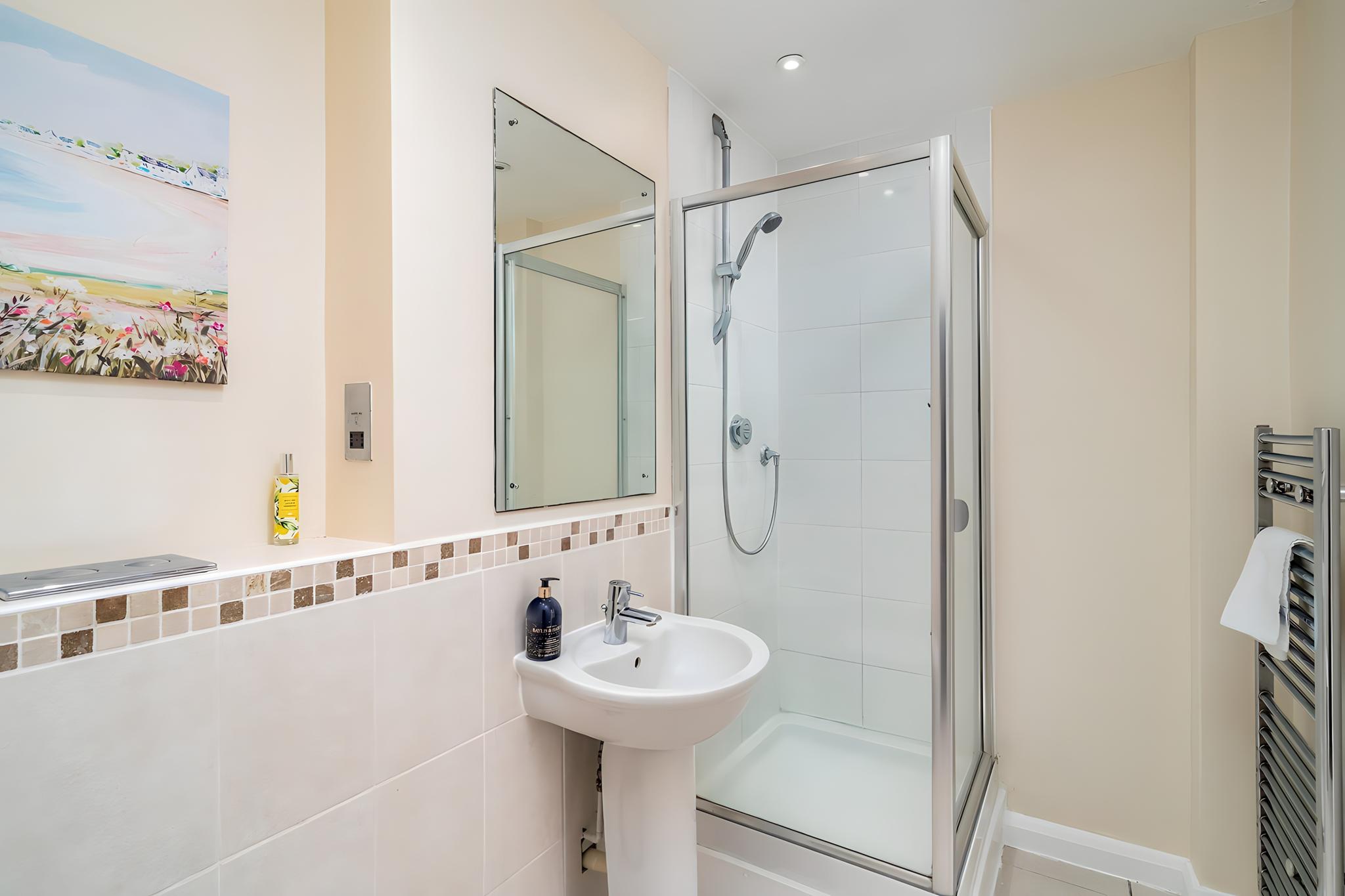 Large 2 Bed Penthouse | Lift Access, Free Parking4
