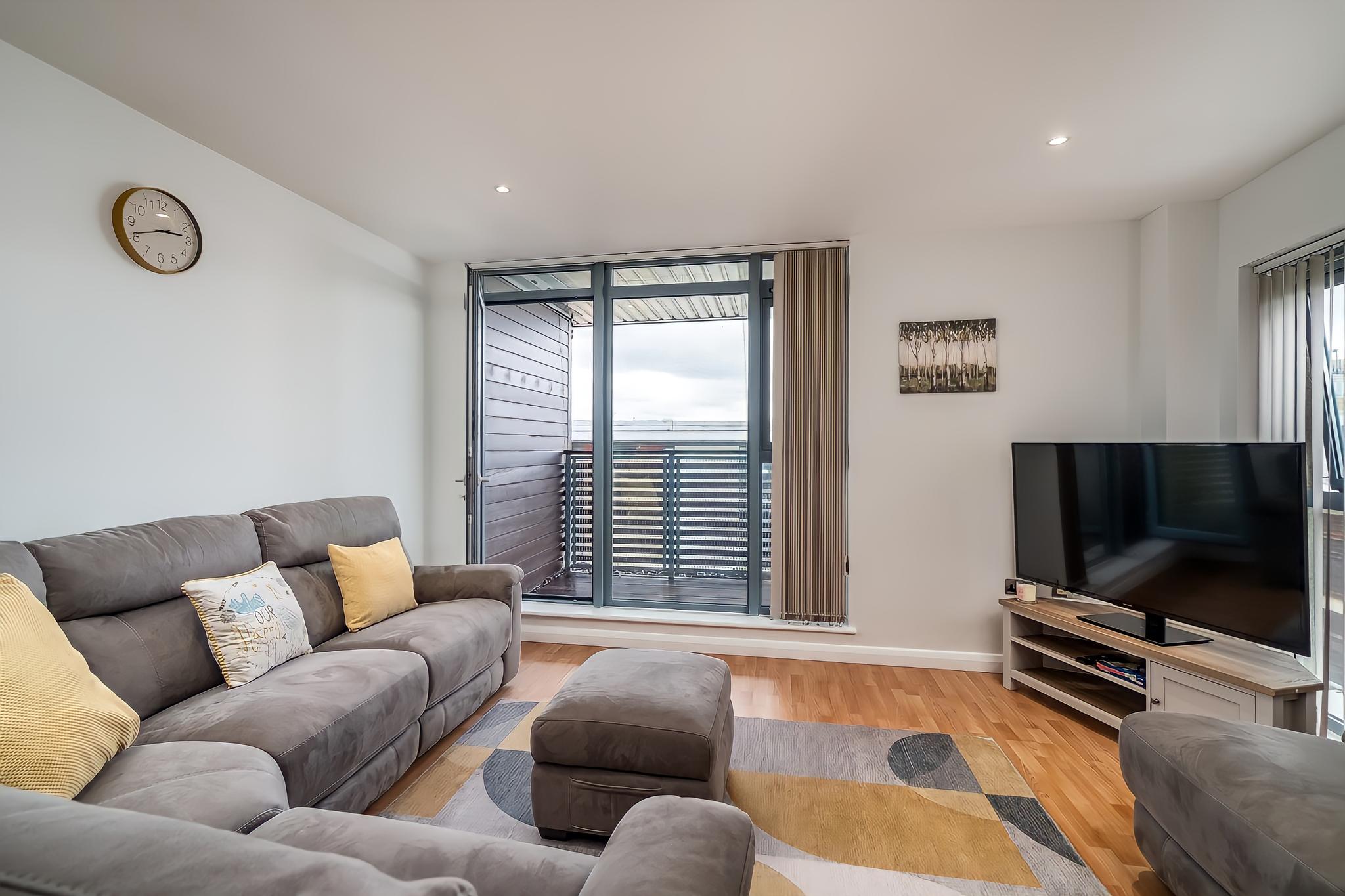 Large 2 Bed Penthouse | Lift Access, Free Parking1