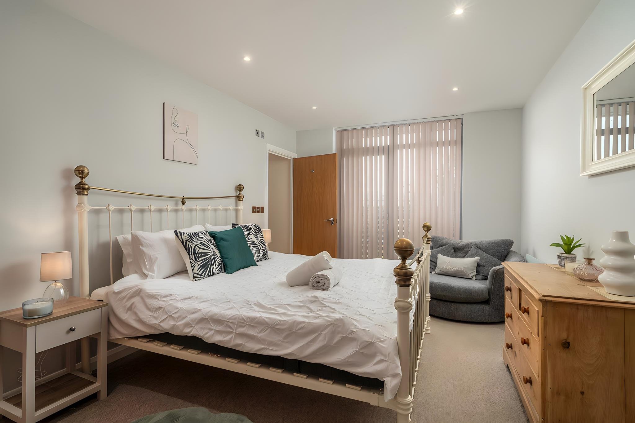 Large 2 Bed Penthouse | Lift Access, Free Parking6