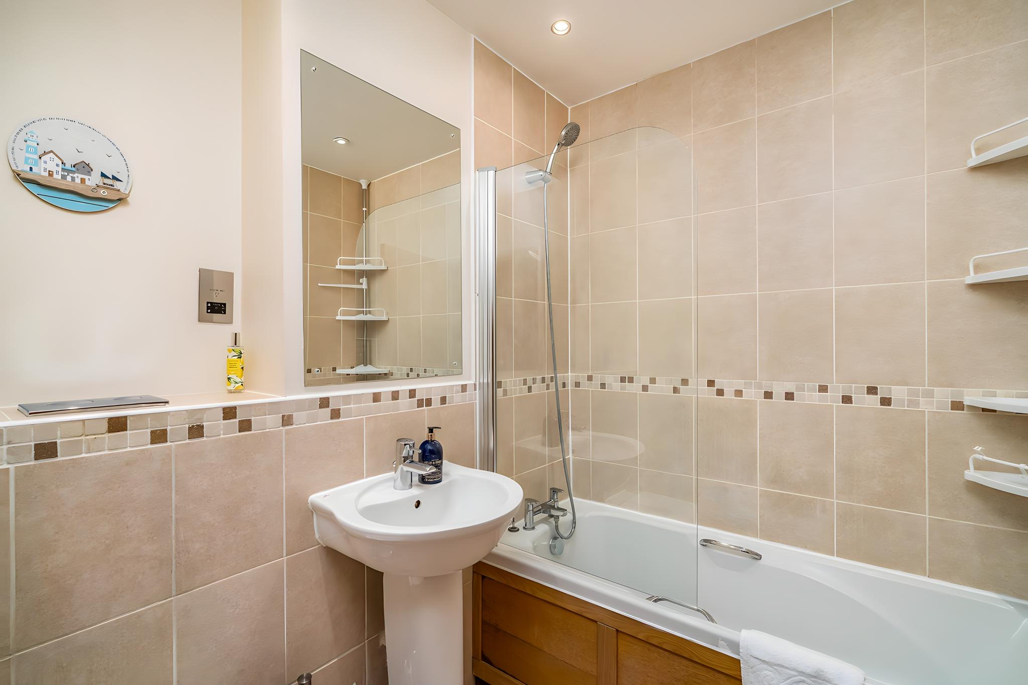 Large 2 Bed Penthouse | Lift Access, Free Parking5