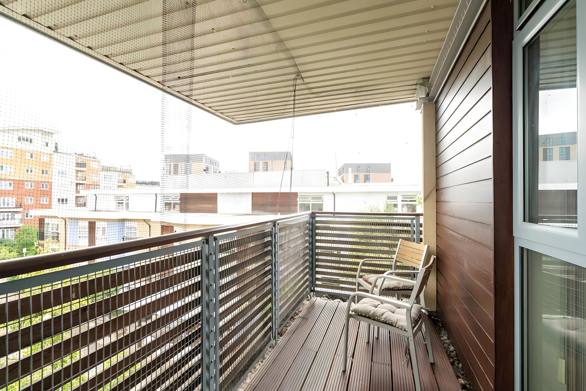 Large 2 Bed Penthouse | Lift Access, Free Parking3
