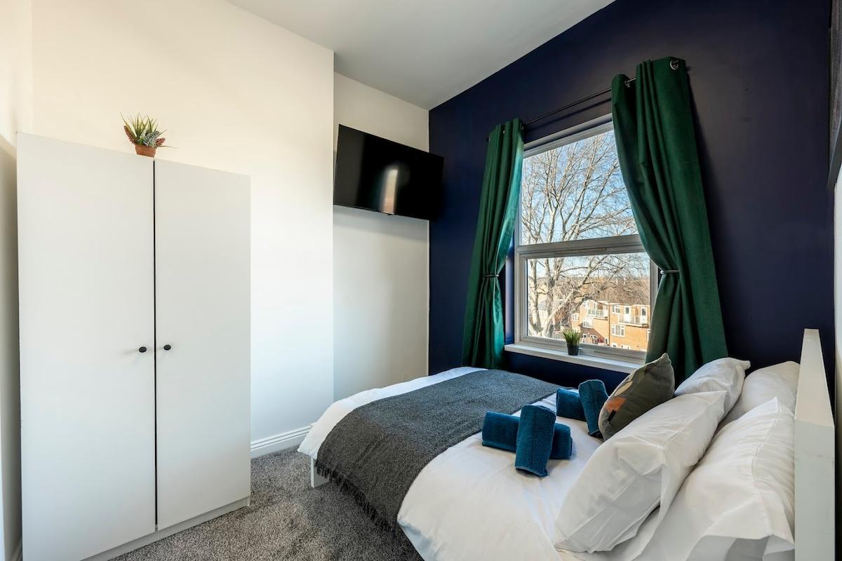 Bright Upper-Floor Suite | Sleeps 4 | Room Only3
