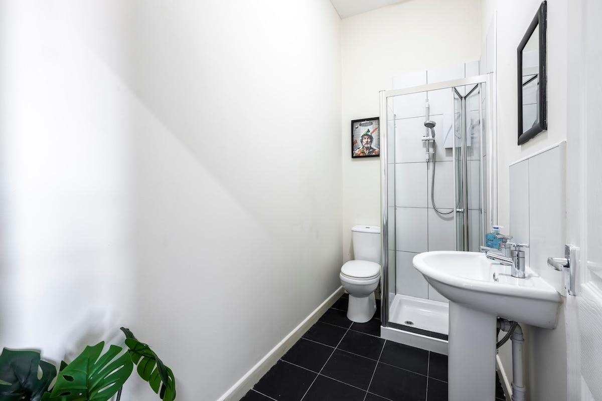Bright Upper-Floor Suite | Sleeps 4 | Room Only5