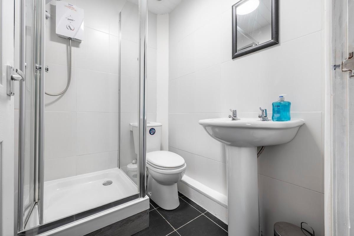 Room Only | Ensuite | Parking | Sleeps 36