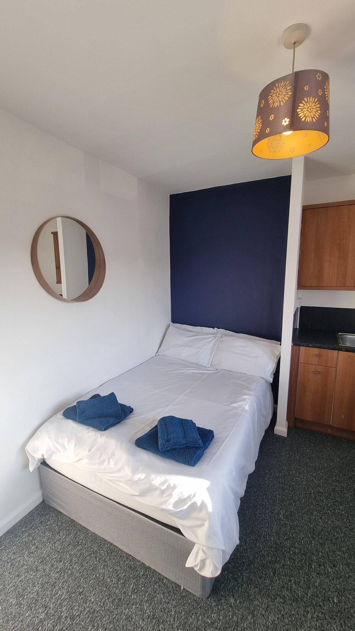 Self-Contained Studio Private Bathroom Sleeps 22