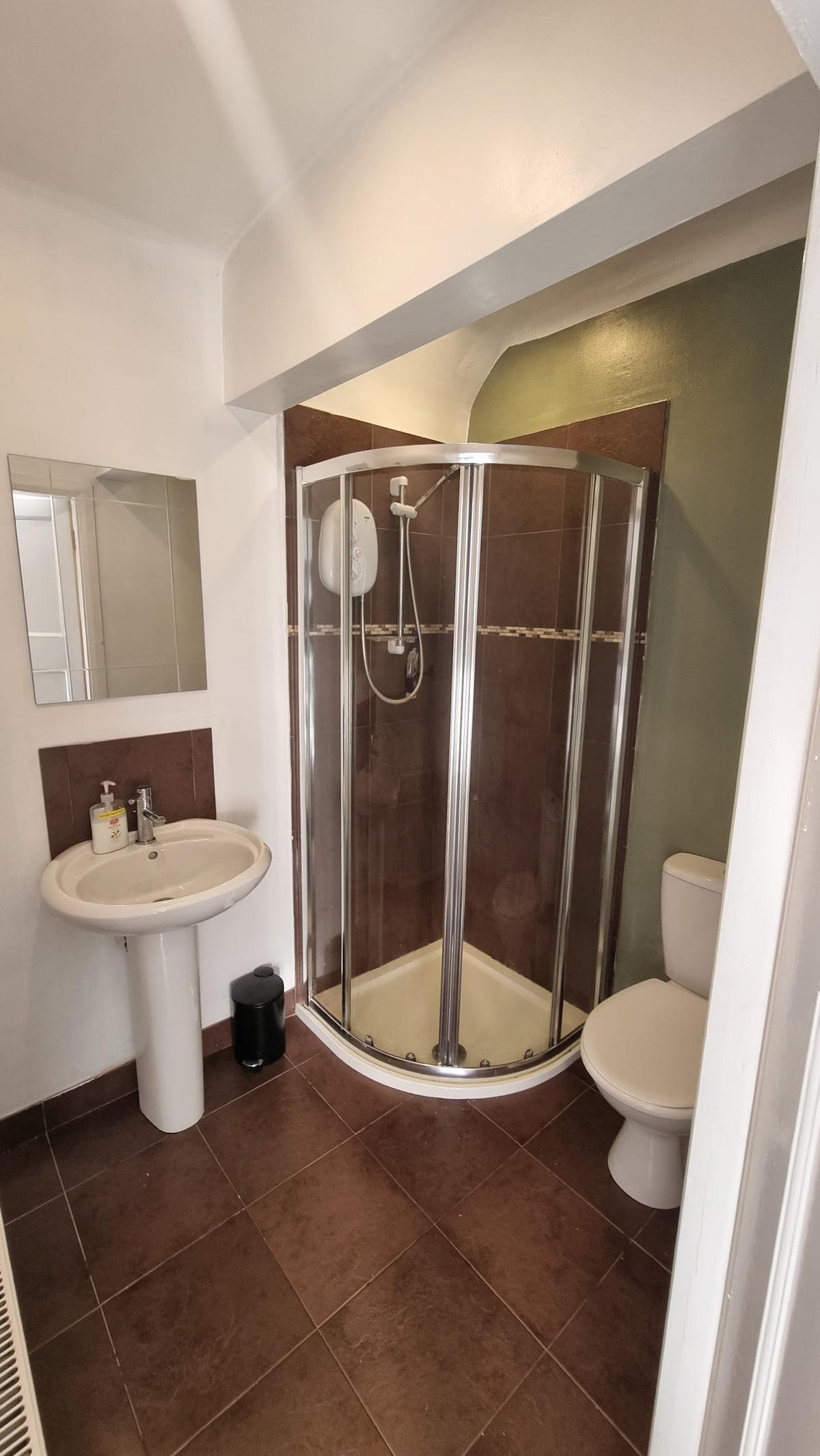 Self-Contained Studio Private Bathroom Sleeps 25