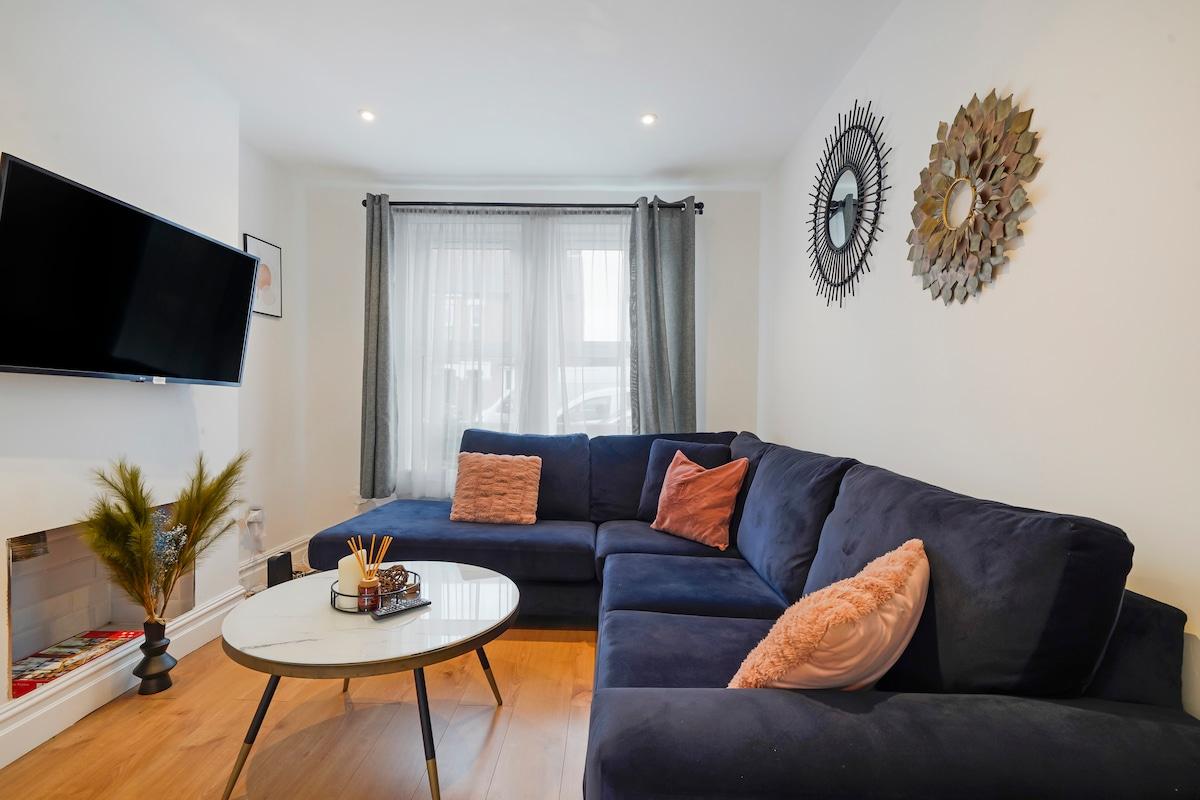 Bright 3BR Home in Bedford, Sleeps 51
