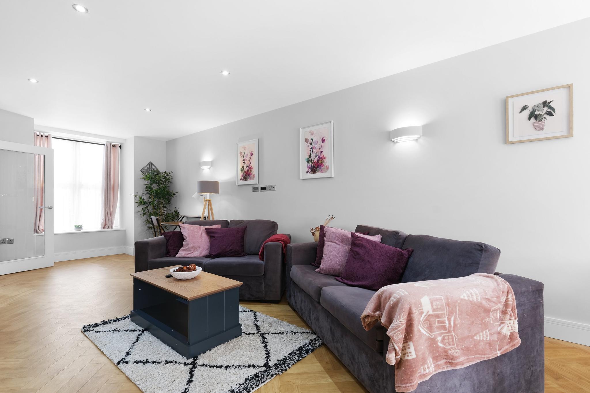 4BDR 3.5BA Family Home with Garden in Isleworth2