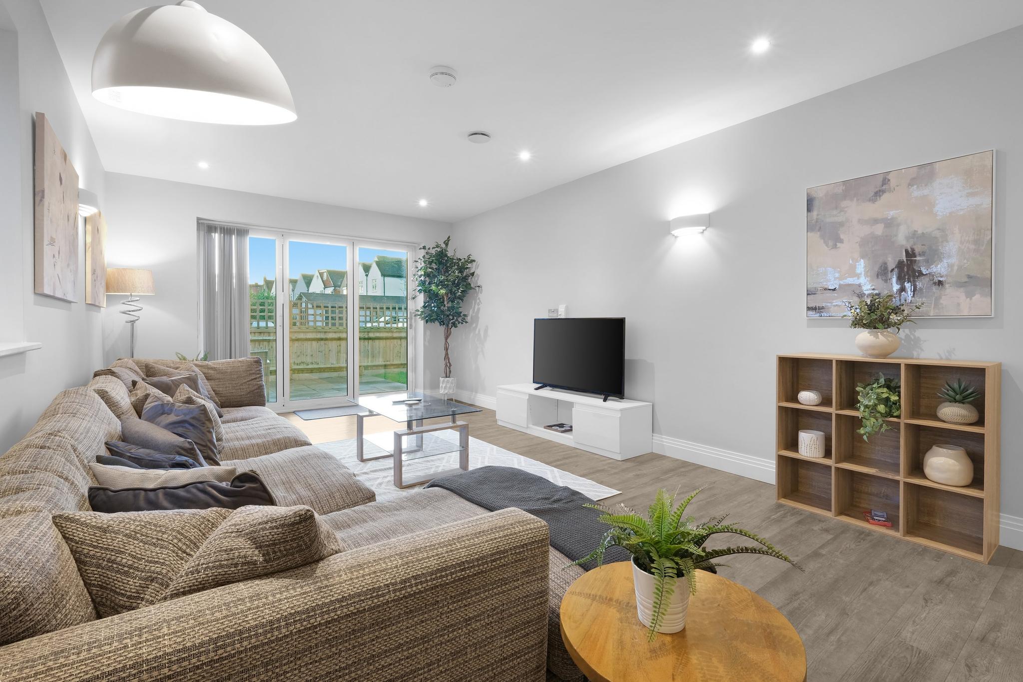 Isleworth Garden Retreat | 2BR 2BA + Gated Parking1
