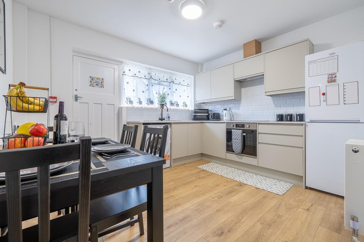 The Hove Retreat | Sleeps 10 | 4BR Coastal Escape5