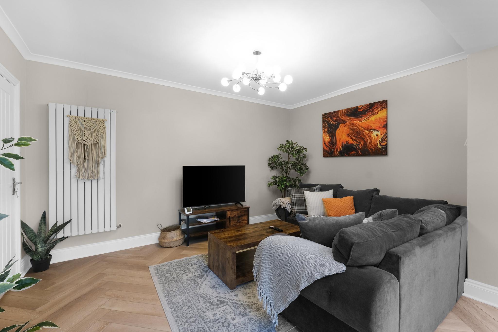 Stylish 5-Bed Surrey Home | Garden | Free Parking1