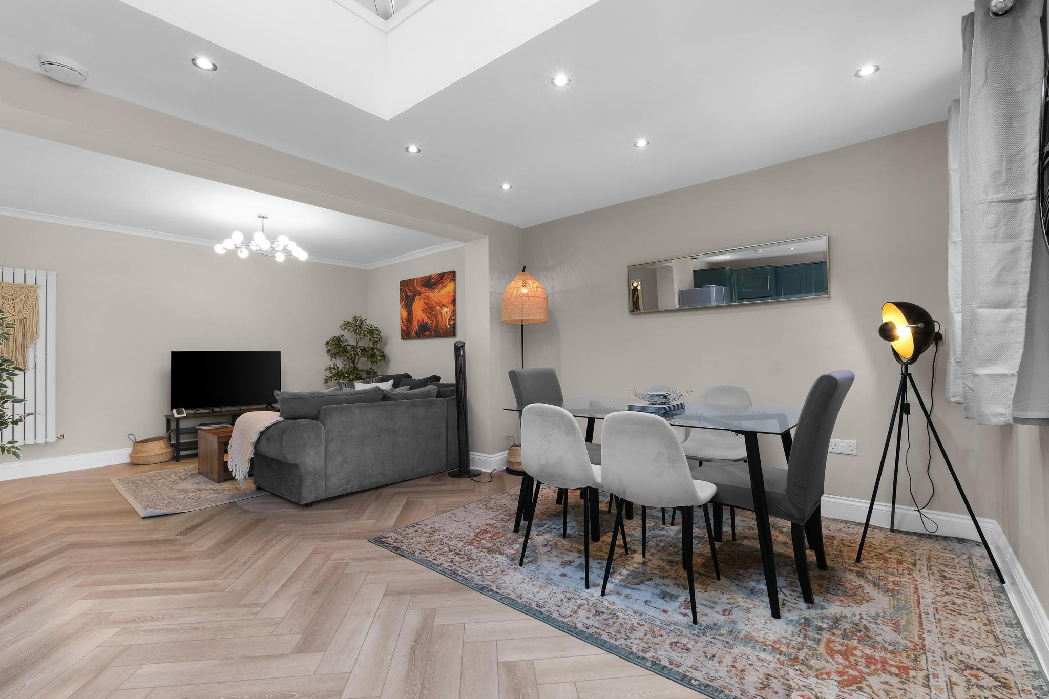 Stylish 5-Bed Surrey Home | Garden | Free Parking5