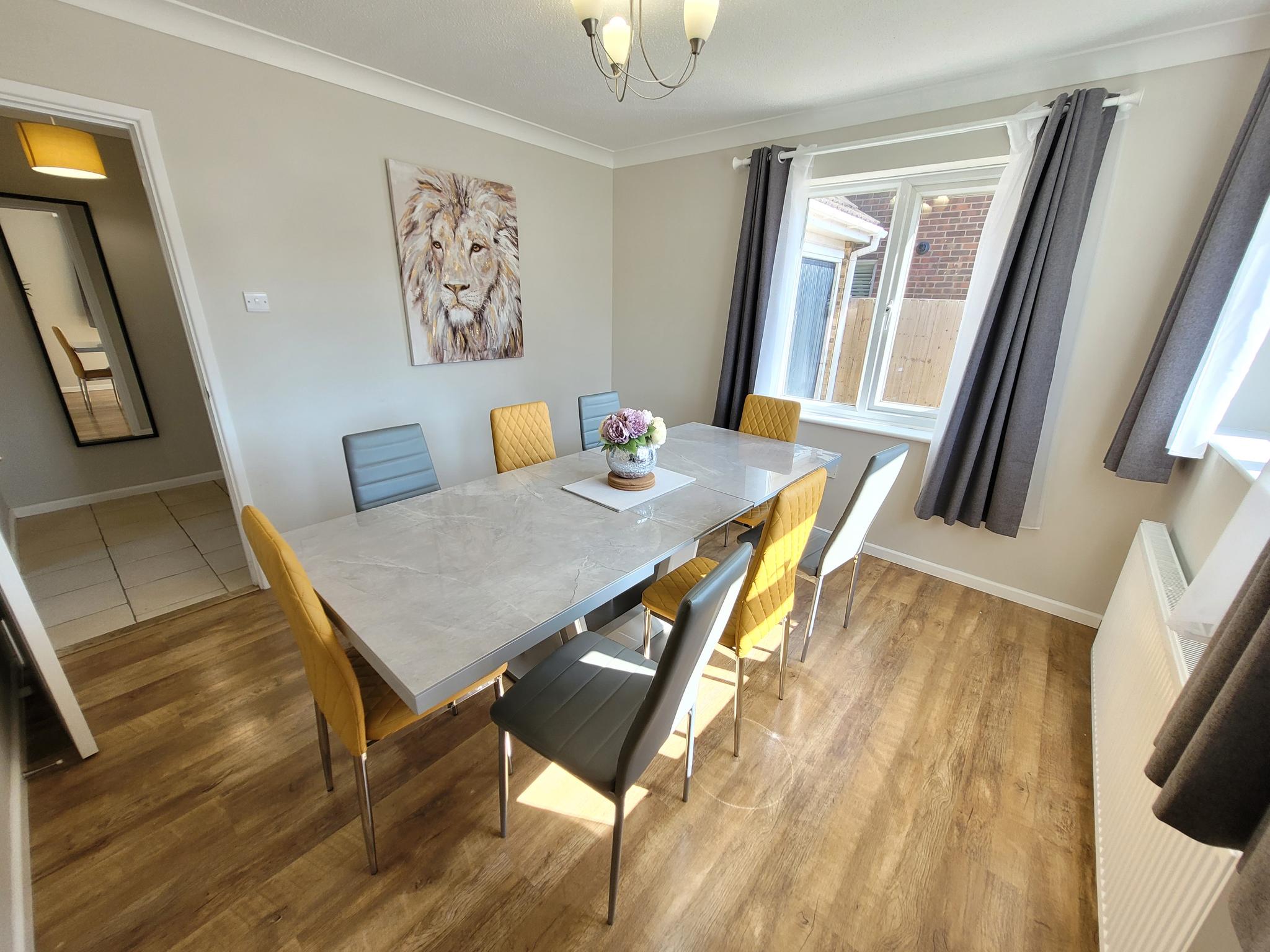 Spacious 4 bedroom house close to all the main activities in Colchester6