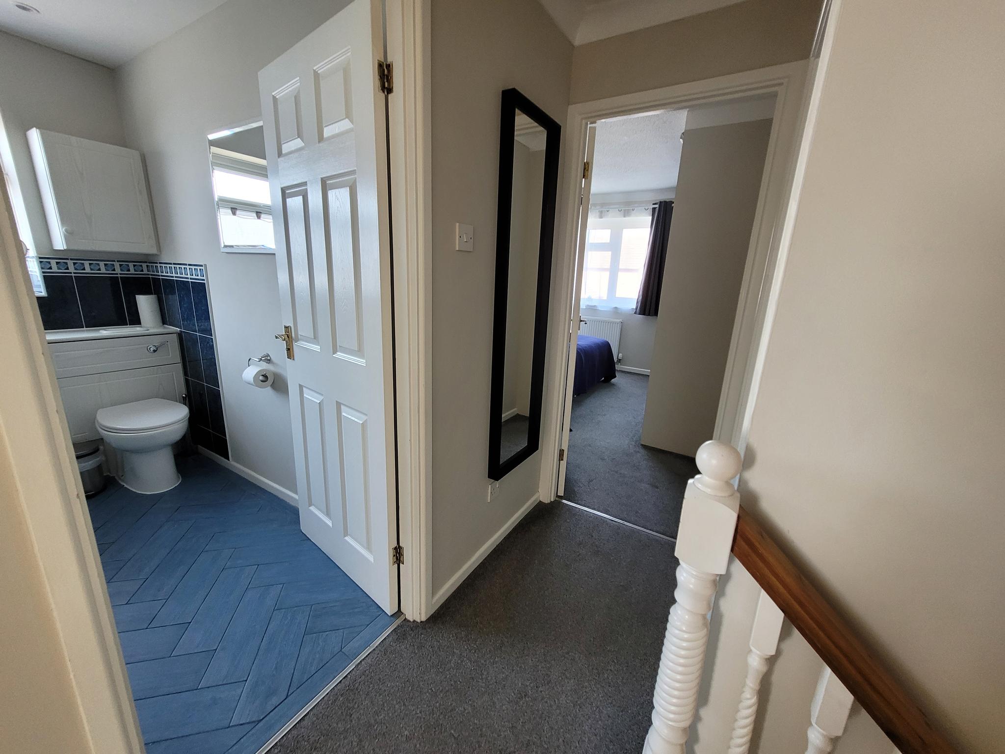 Spacious 4 bedroom house close to all the main activities in Colchester3