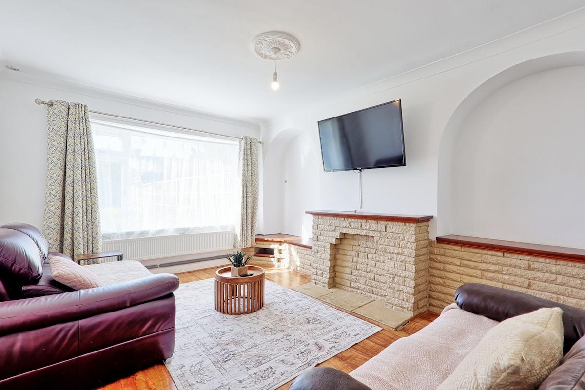 Bright & Spacious 2BR Retreat in Tilbury1