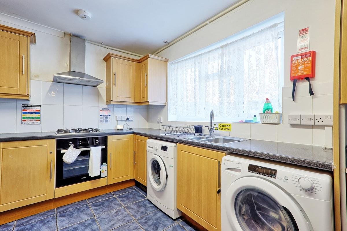 Bright & Spacious 2BR Retreat in Tilbury5