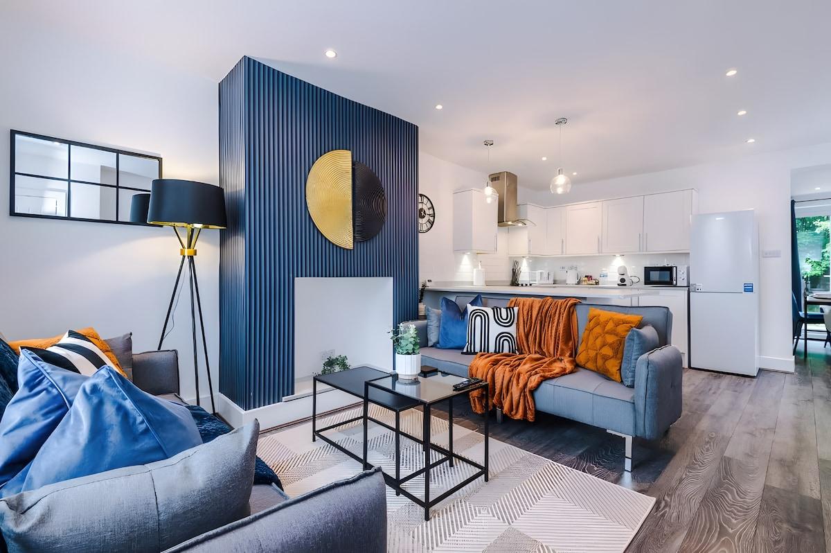 Entire 3BR Home Etihad & Co-op Live | Free Parking
