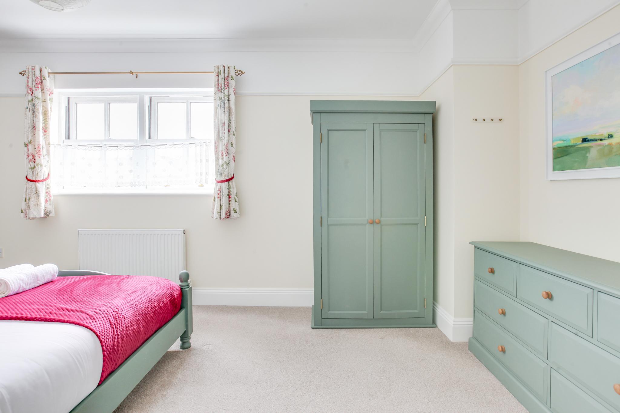 Pet‑Friendly 3 Bed Home w Garden & Parking6