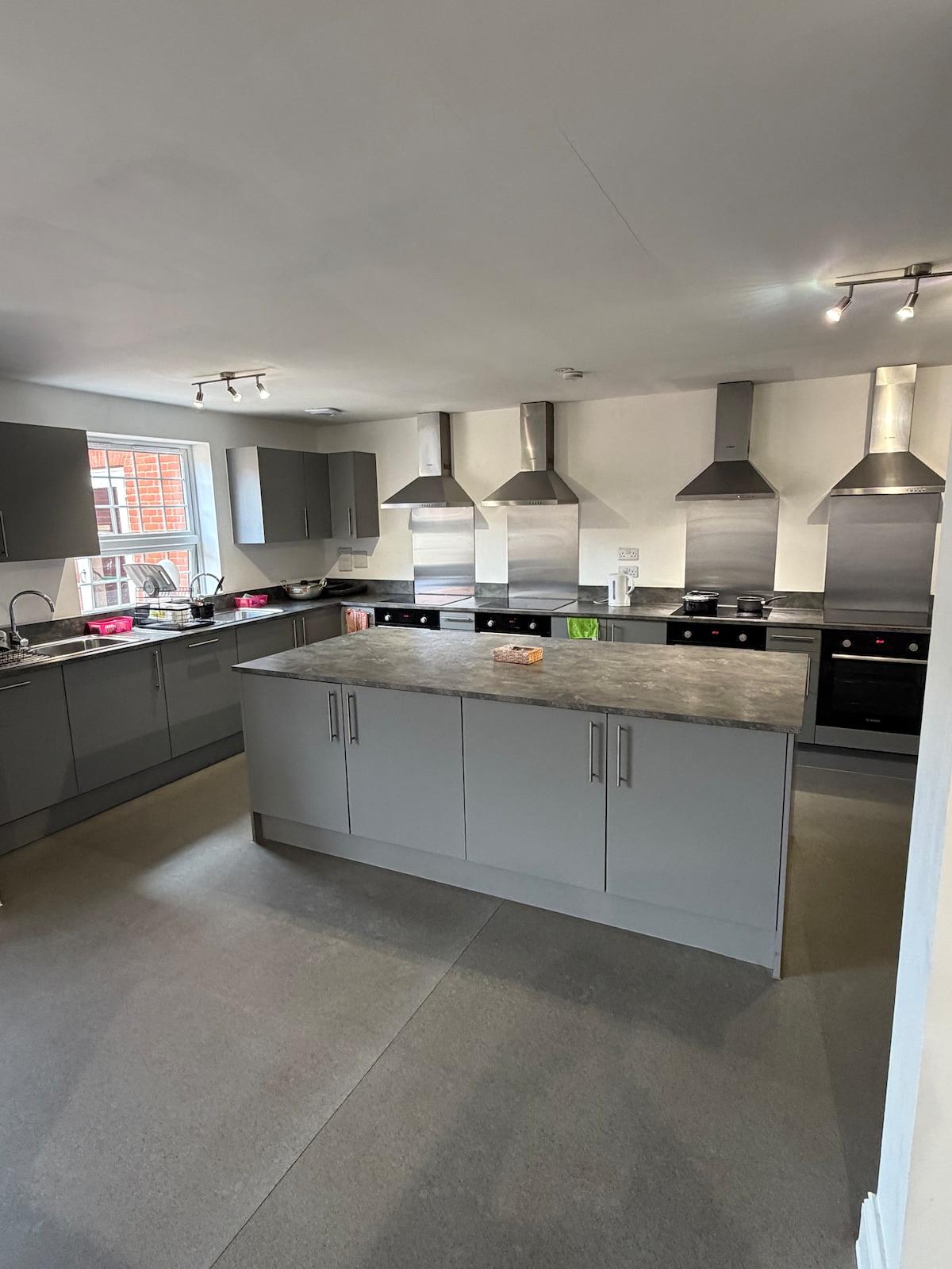 Elme Hall hotel/ FREE Parking/Contractors/KingRoom3
