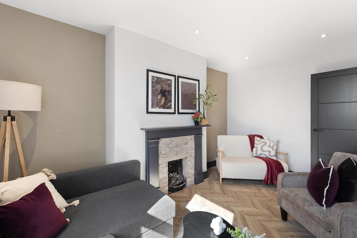 Trendy Duplex w/ Panoramic View Next Hove Station