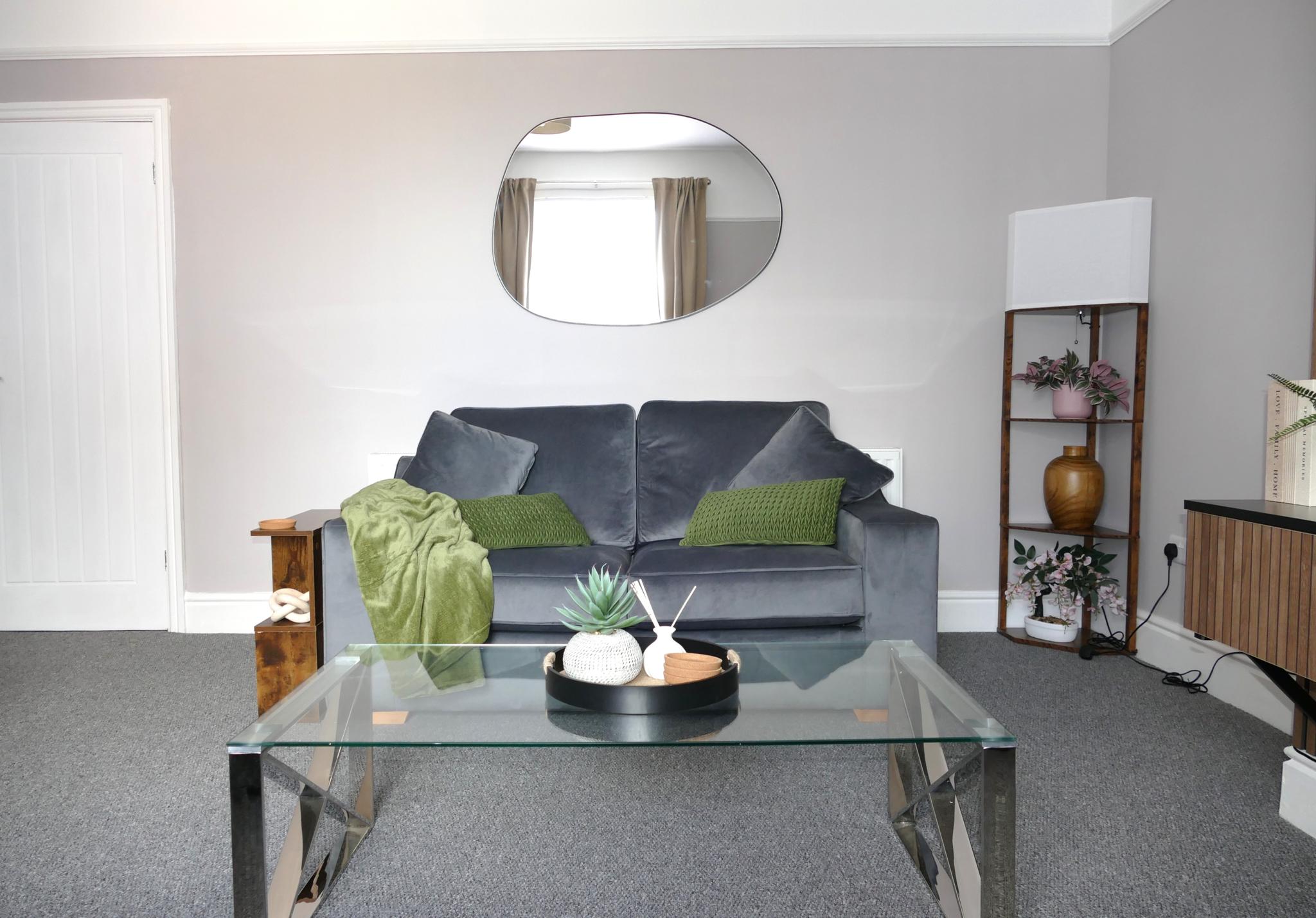 Modern Apartment, Sleeps 6, Free Parking, Fast WFI3