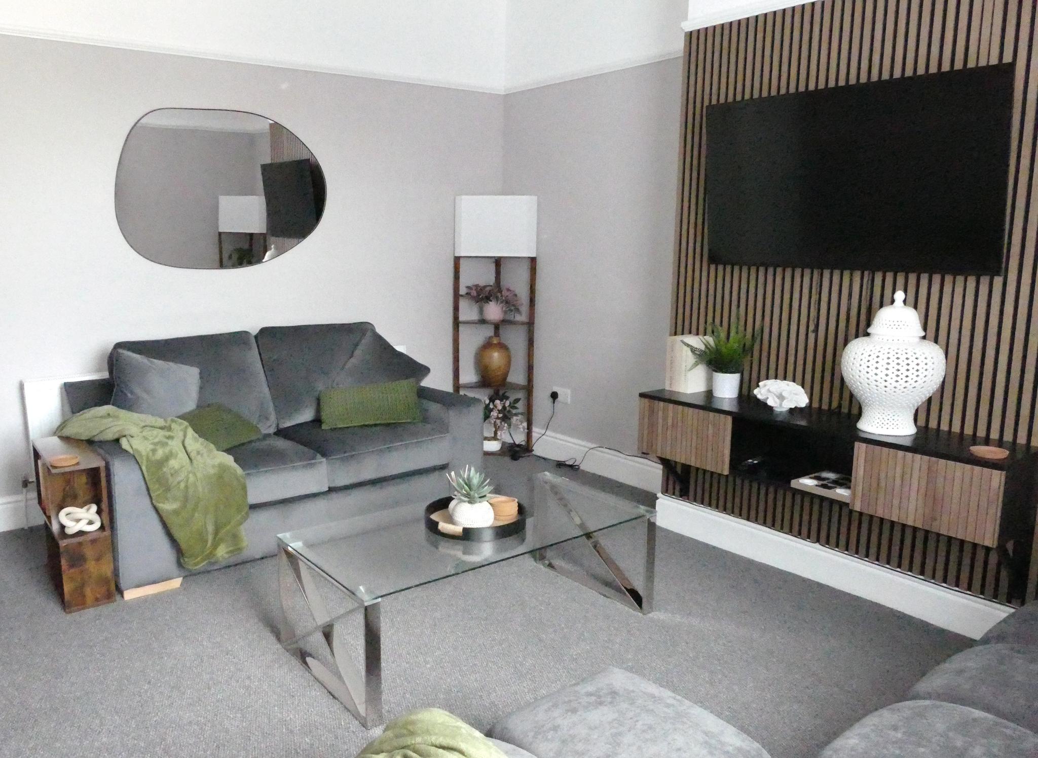 Modern Apartment, Sleeps 6, Free Parking, Fast WFI2