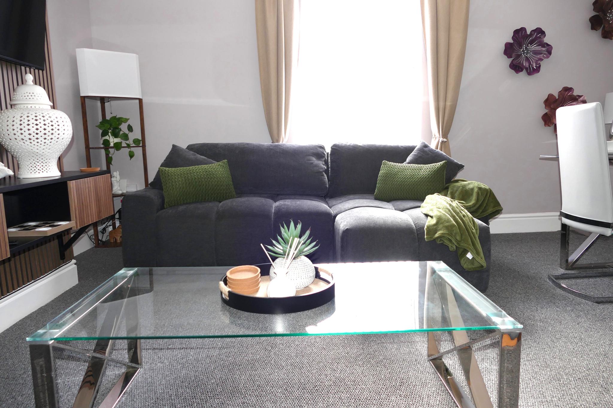 Modern Apartment, Sleeps 6, Free Parking, Fast WFI4