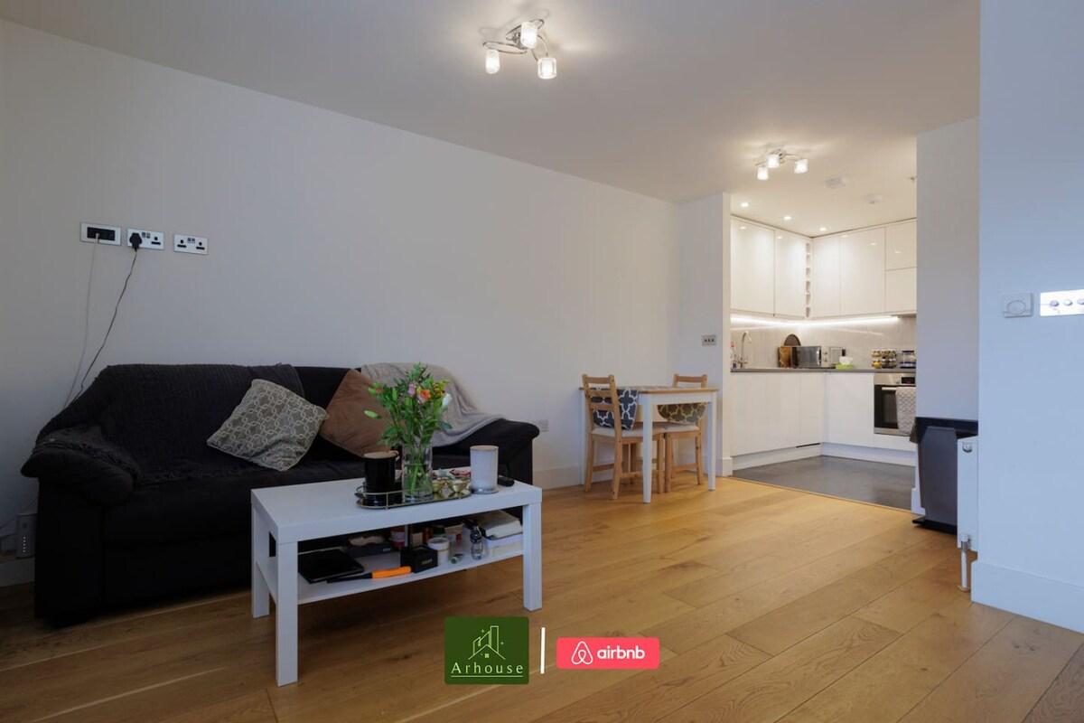 Modern 1 Bed Apartments next to Kingston Station2