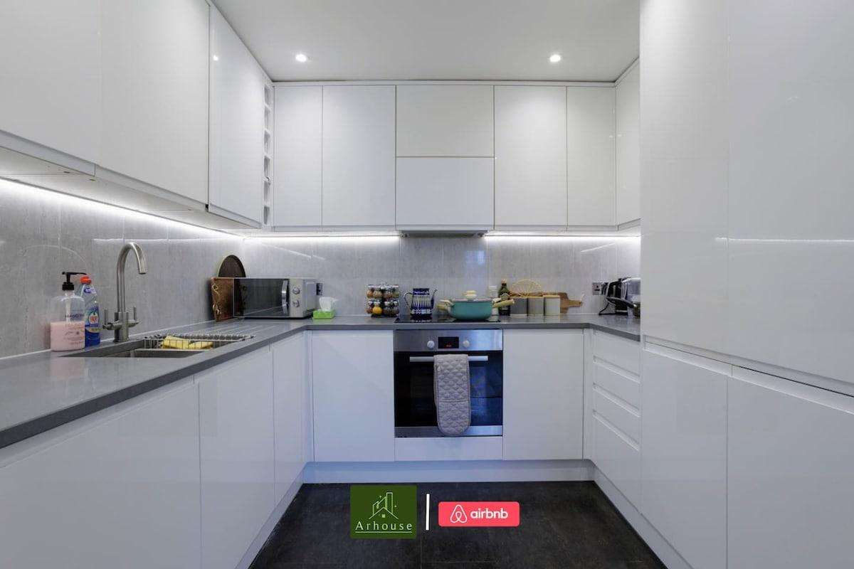 Modern 1 Bed Apartments next to Kingston Station3