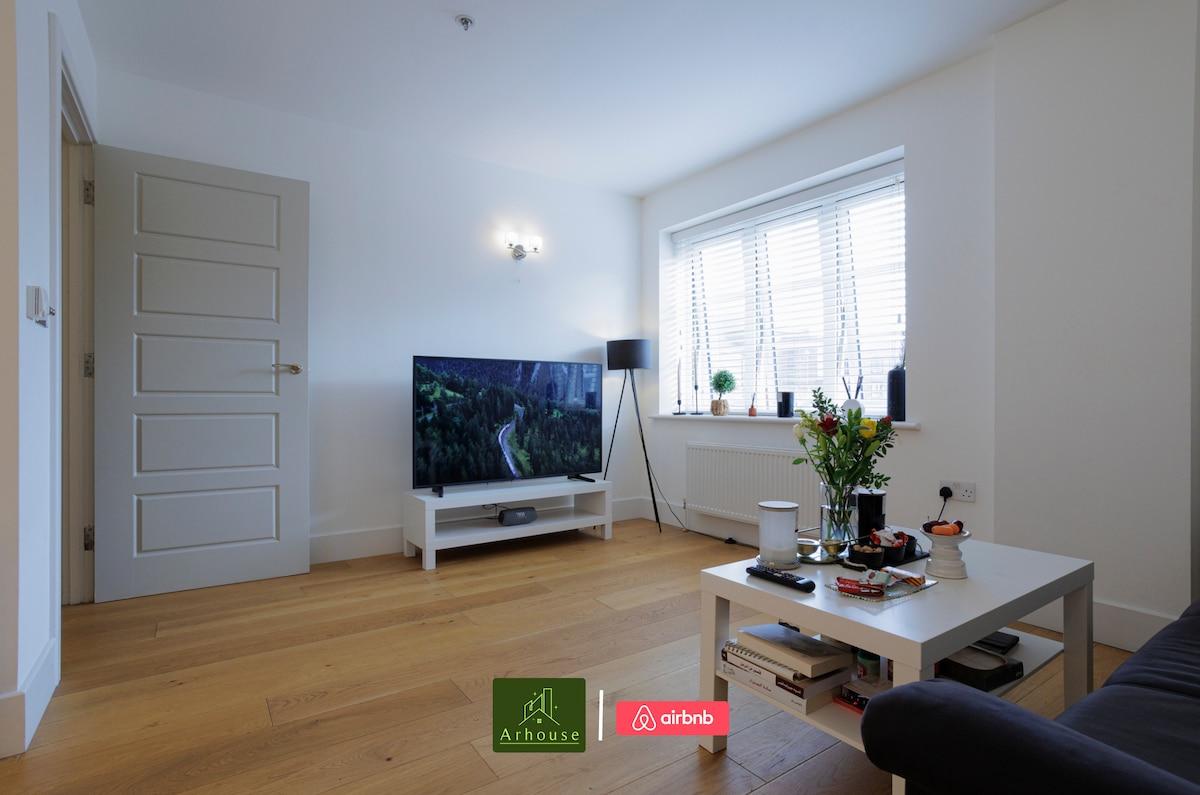 Modern 1 Bed Apartments next to Kingston Station4
