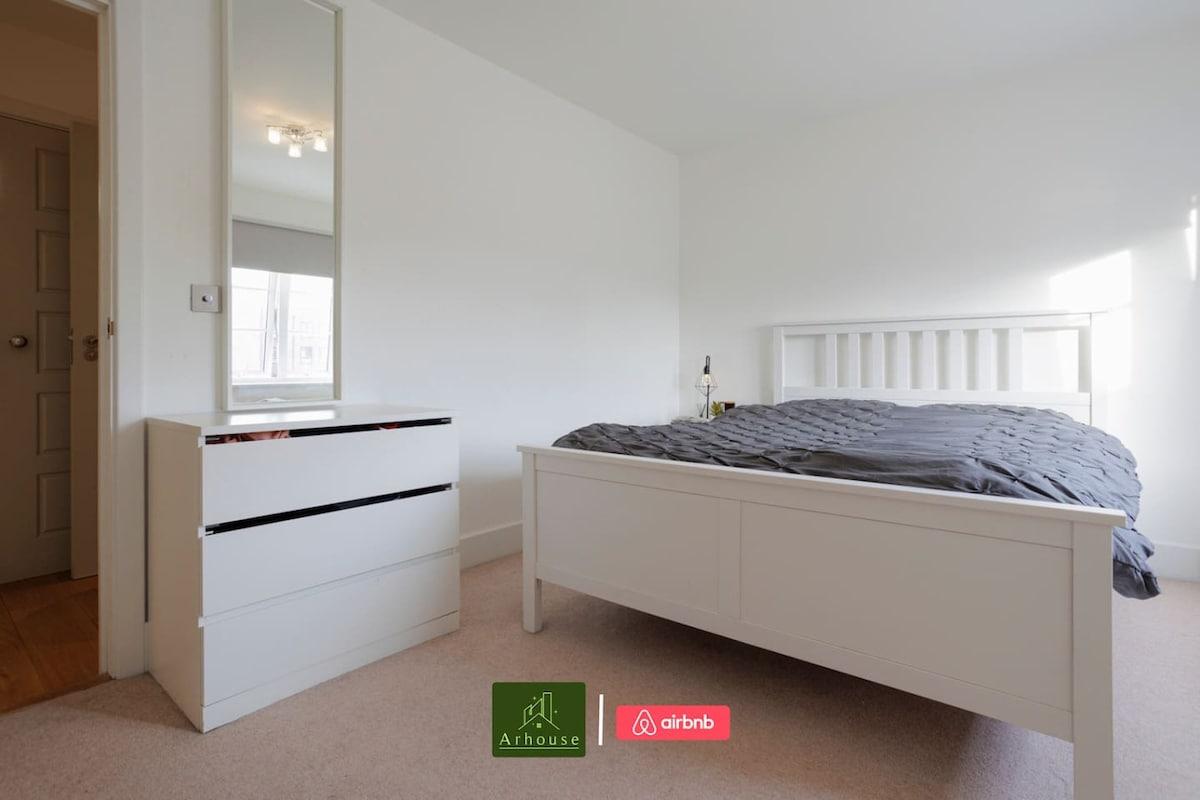 Modern 1 Bed Apartments next to Kingston Station6
