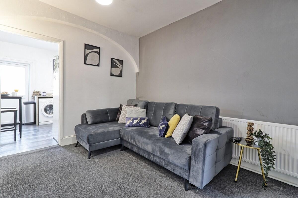 4BR Southend Retreat | Games Room | Sleeps 10