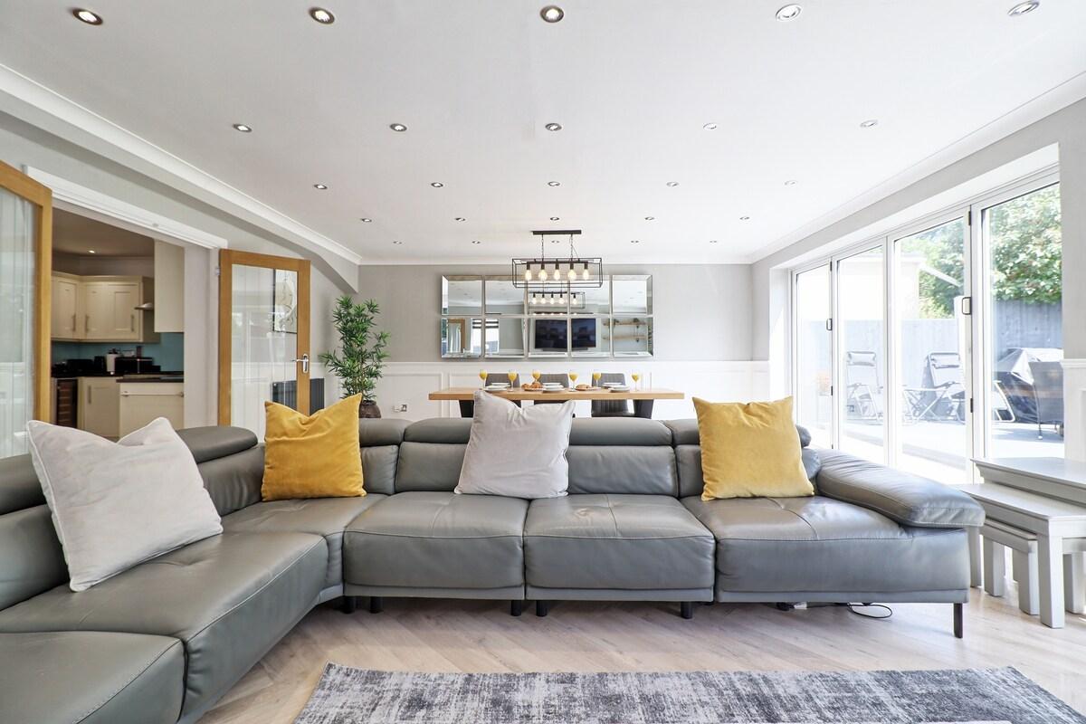 Spacious Luxury Home in Theydon Bois1