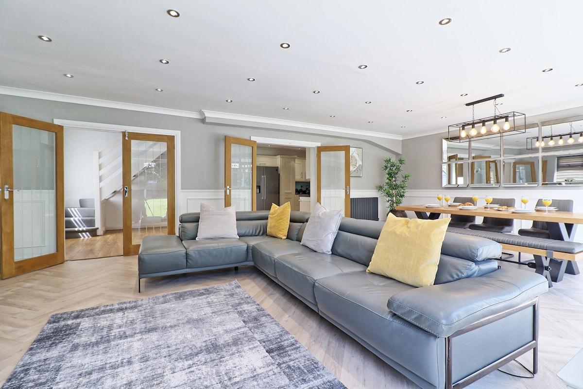 Spacious Luxury Home in Theydon Bois3