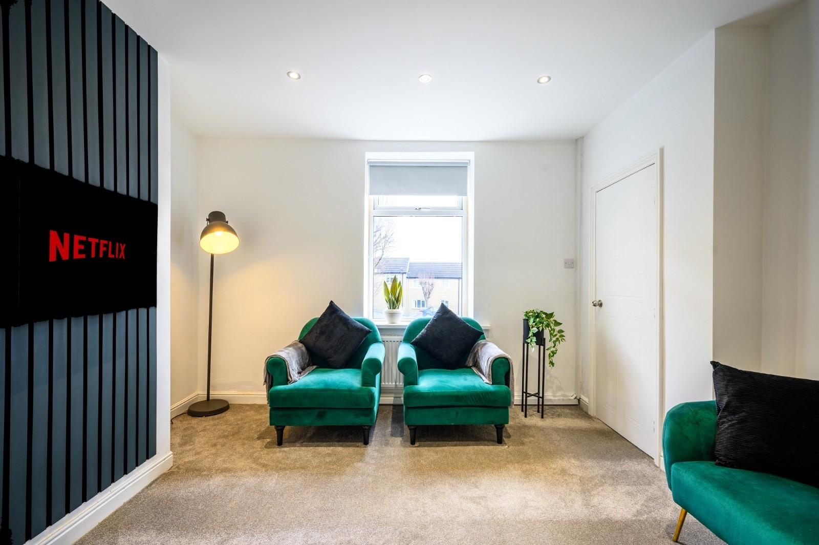 Modern 2-Bed Home | Free Parking | Batley6