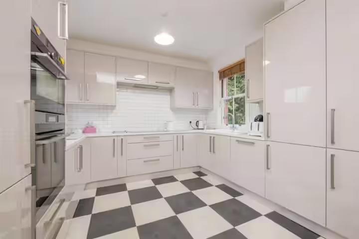 Comfy Nest Short Term Lets Wellingborough|Hot Tub3