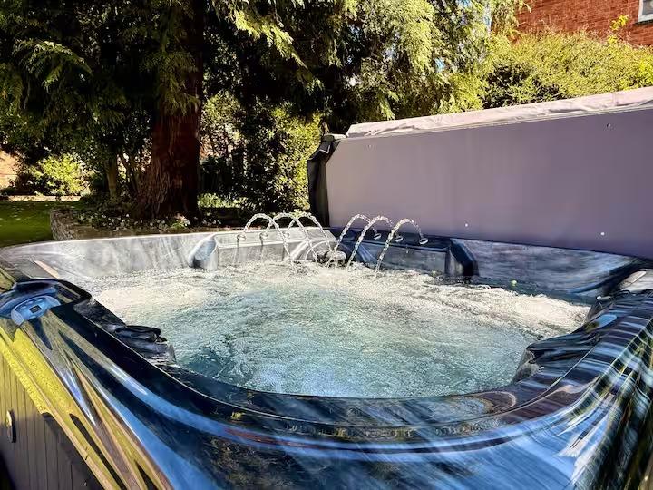 Comfy Nest Short Term Lets Wellingborough|Hot Tub6