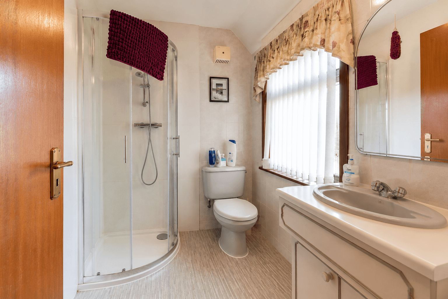 Spacious 3BR Near M1 | Parking, Peaceful, Sleeps 55